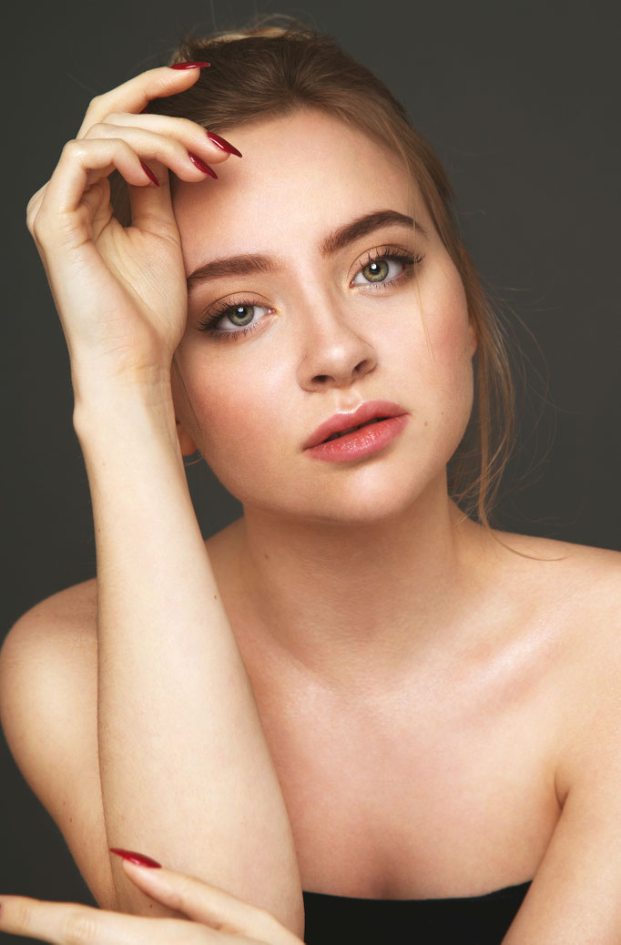 elegantes Fotomakeup mit roten Lippen für Portraits