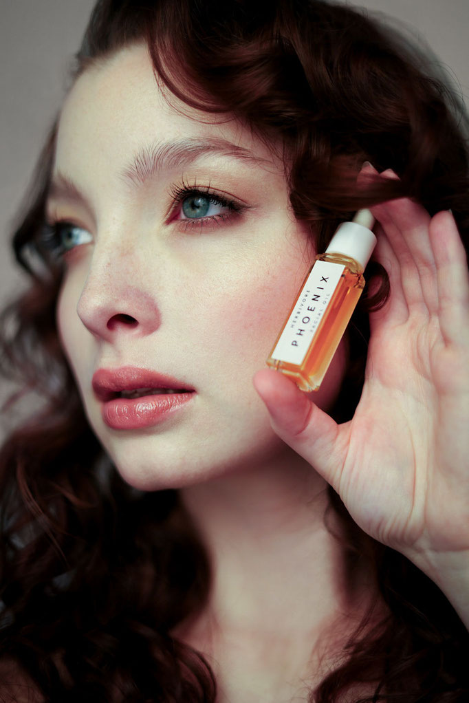 closeup model mit dezentem glowy makeup und hautpflegeprodukt in hanf
