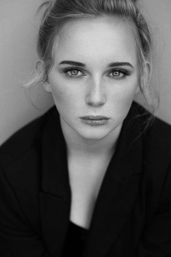 Portrait schwarz/weiß blondes Model pferdeschwanz