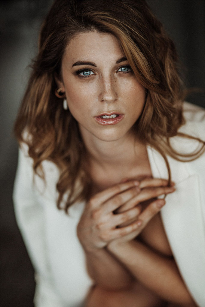 model mit hellem hemd und smokey eyes