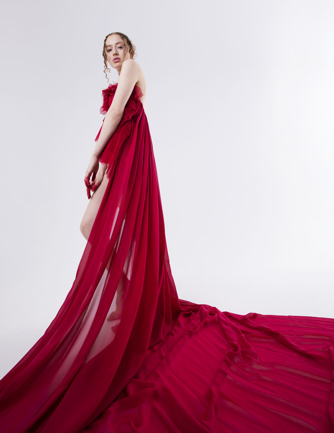 editorialmakeup model rotes langes kleid und naturrote locken