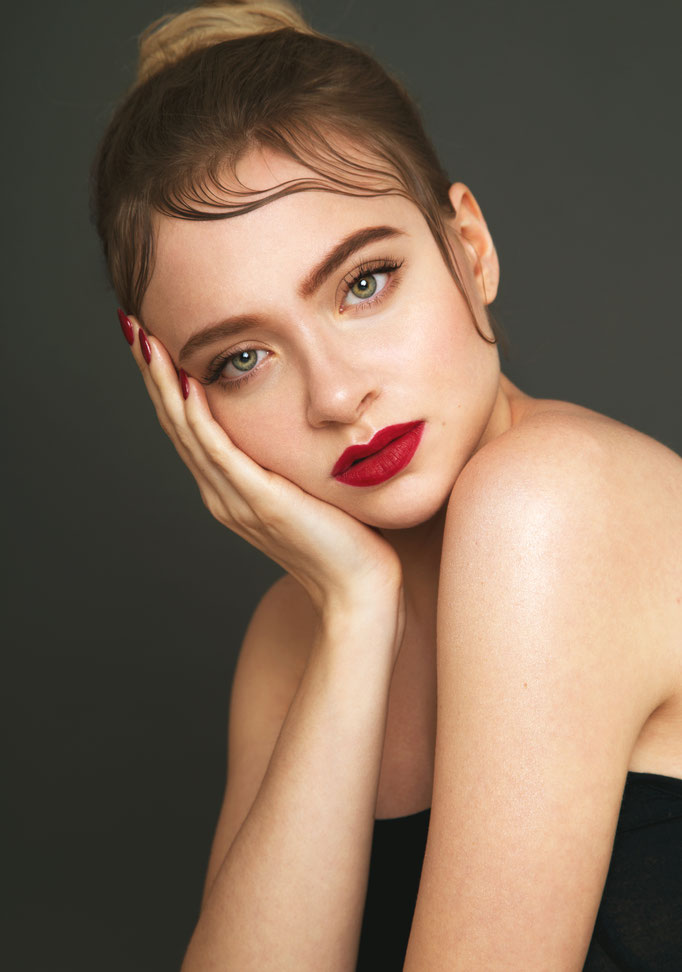 Model elegantes Styling roter Lippenstift