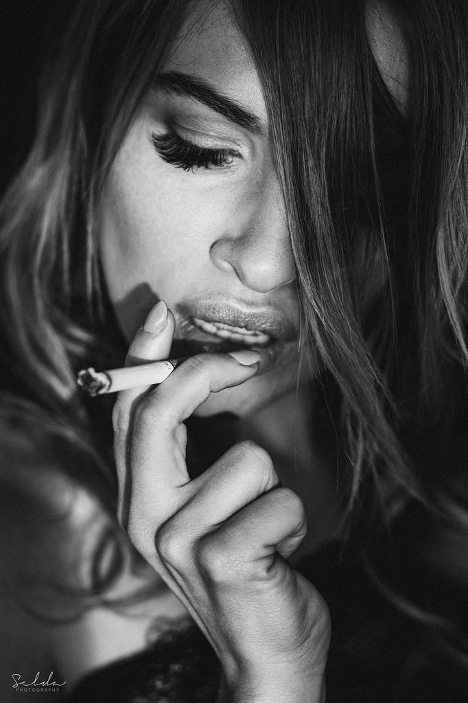 Model mit Zigarette und starkem Makeup