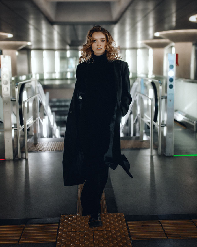 blonde Frau in der U Bahnstation