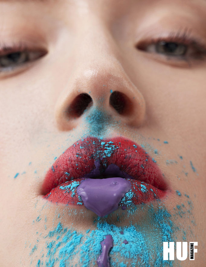 close up von roten Lippen mit Blauem Puder