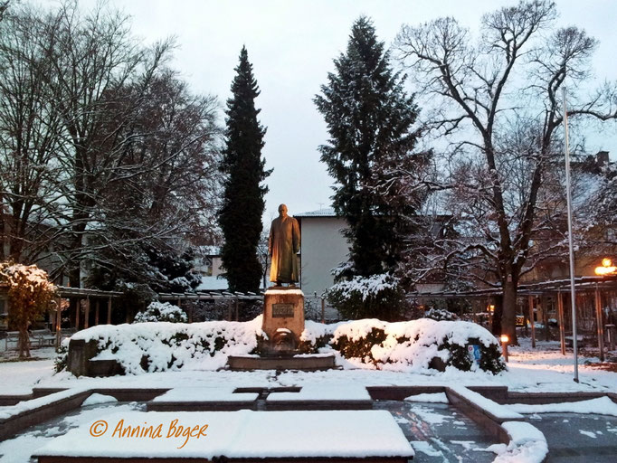 Annina Boger©_Bad Wörishofen_Denkmalplatz_Kneipp-Denkmal_Advent_Winter_Schnee_Abendsonne_Bäume_Brunnen_1024-72_2017