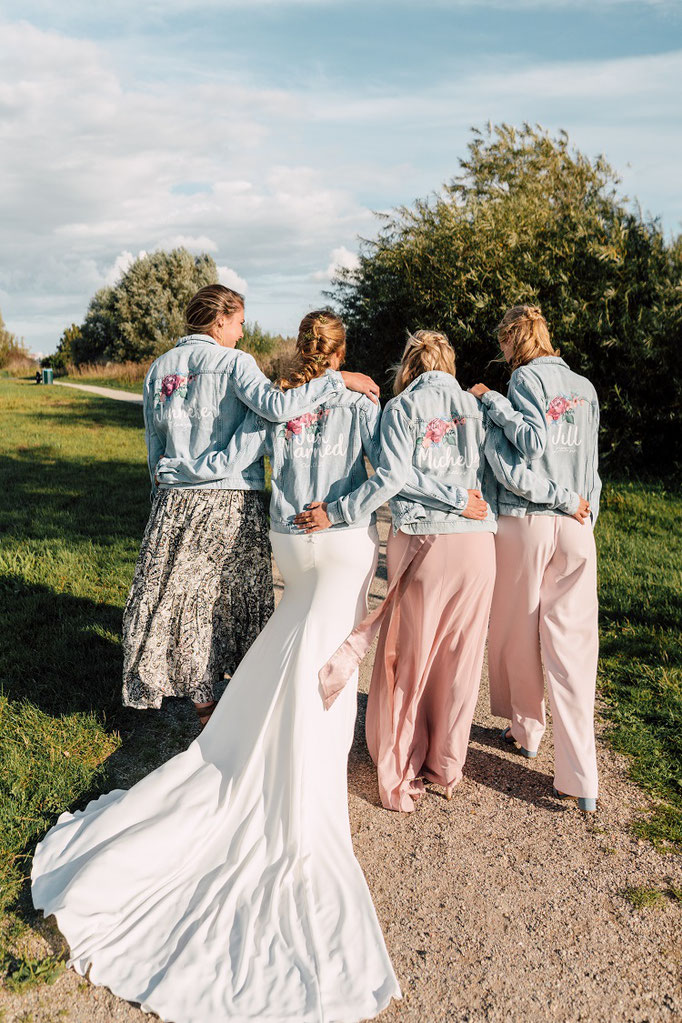 samen met bruidsmeisjes in een spijkerjasje