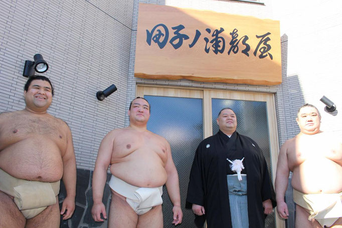 東京の田子の浦部屋の前で親方と稀勢の里