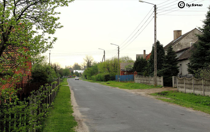 Straße von der Bahnunterführung zur Kirche