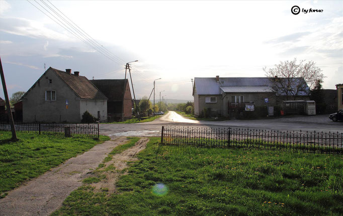 Straße von der Kirchen zur Bahnunterführung ( li. Motog, Bauer u. Burgermeister, re.Franzke P. )