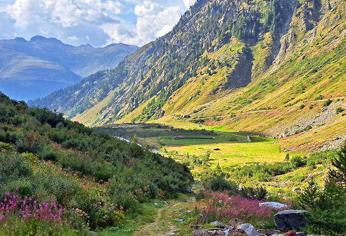 Nufenen mit Blick ins Tal