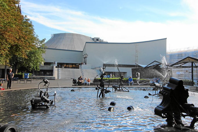 Tinguely Brunnen und Theater