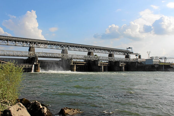 Stauwehr über den Rhein nach Frankreich