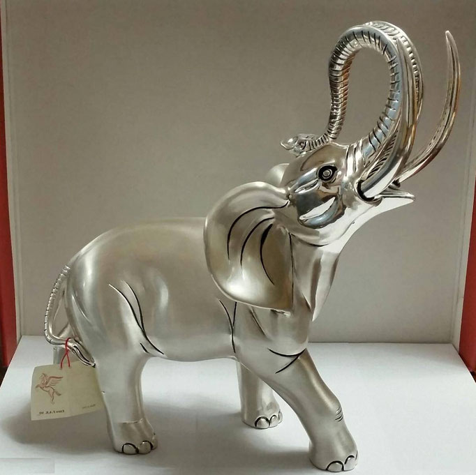 Chez zappandoo.jimdo.com/ vous trouverez  des articles d'art-déco pour un intérieur tendance. Statues animalières, ( éléphant ) pièces de collection, rares et uniques en argent.