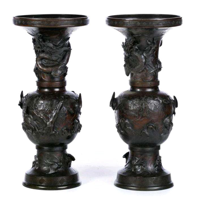 Chez zappandoo.jimdo.com/ vous trouverez des articles Art-déco et Art Sacra, pour un intérieur tendance. Pair de vases du XIX  en bronze ancien, pièces uniques et rares.