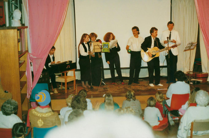  1988 ; (L-R ) Paul Wyld, Raine Eastman-Gannett, Lorraine Woods, Kris Wyls, Rod Tyson, George & John Borthwick..Photo taken by Anthony Zois.