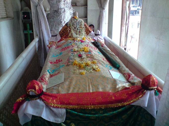 Babajan's Shrine, Pune, India : photo courtesy of Saumitra Sahai