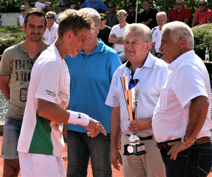Gratulation an T.Heger durch Landrat Meyer und Bgm. Obermeier