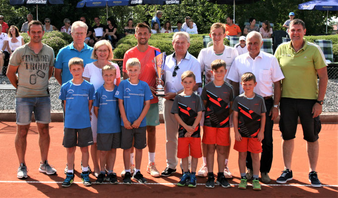 Gruppenfoto Verantwortliche, Turnierkinder und den Finalisten