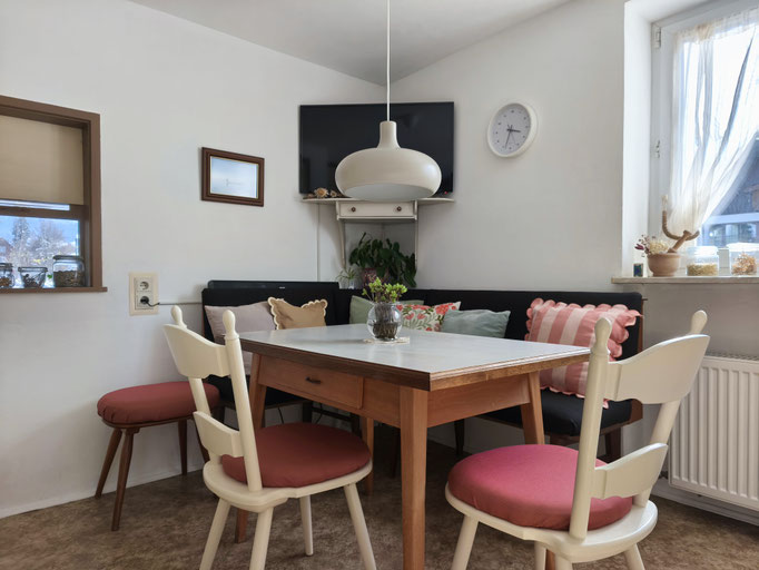 Super cosy in the kitchen – with TV and soundbar.