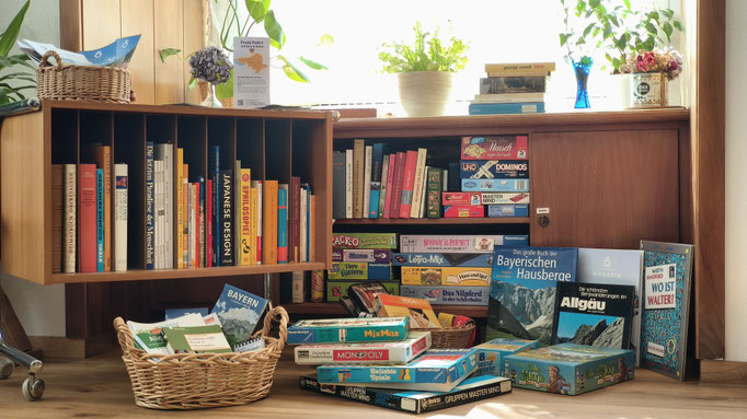 Bücher, Reiseführer, Broschüren & Spiele.