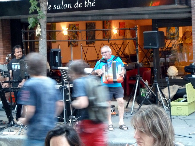 L'orchestre d'André Alé chauffe la rue