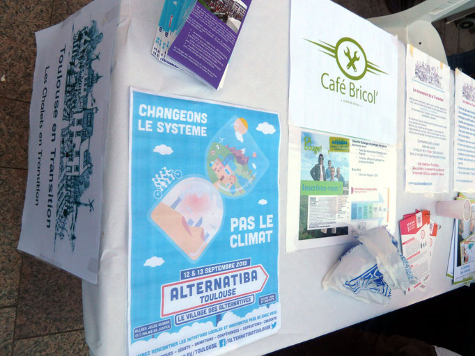 devant la table des Chalets en transition