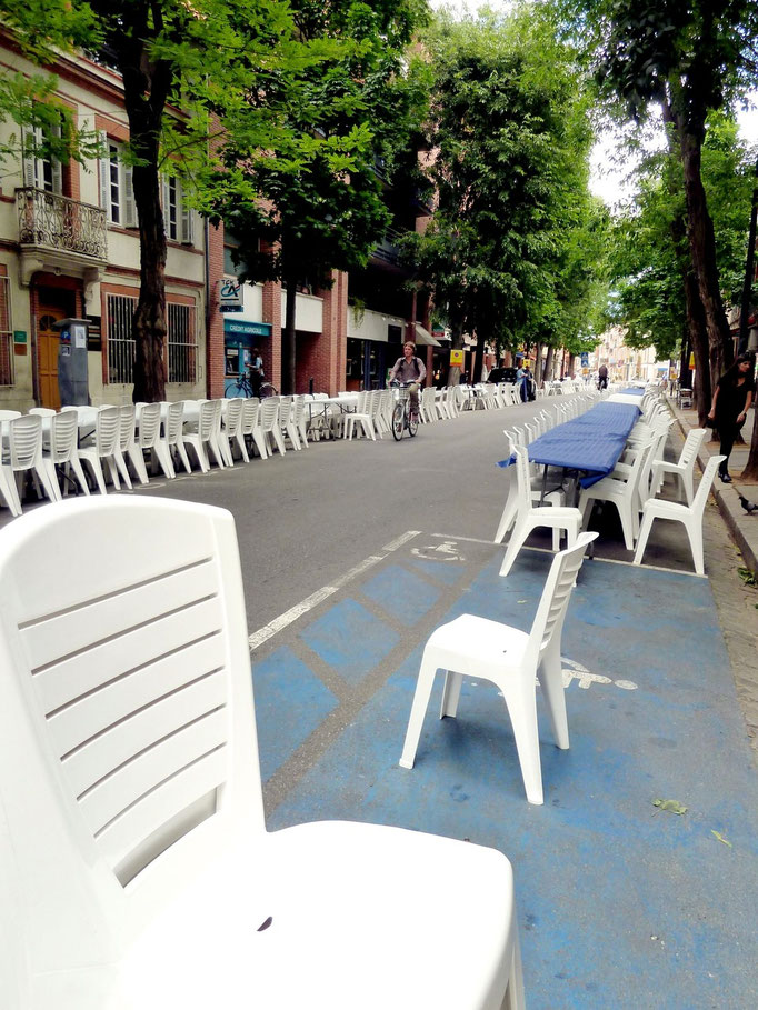 la rue est interdite aux voitures