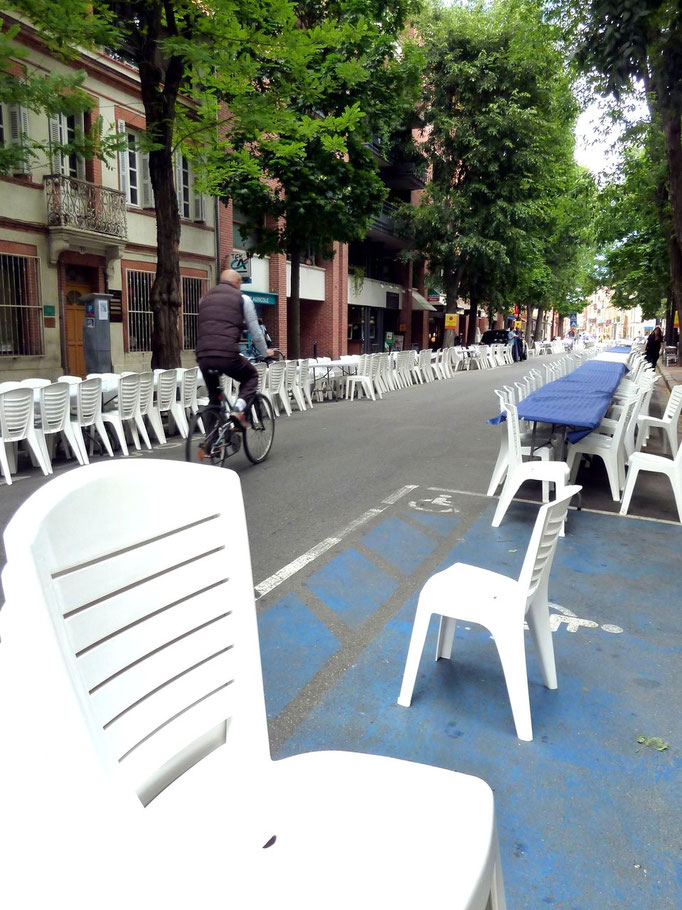 17 heures : les tables et les chaises sont en place