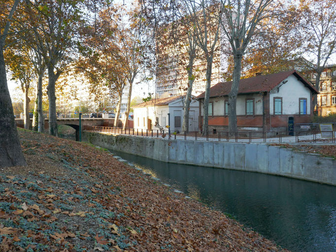 depuis l'autre berge du canal. Au fond le pont Matabiau et la maison de l'éclusier