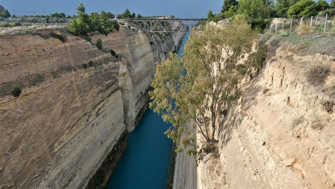 Kanal von Korinth - Felsabbruch auf der rechten Seite.