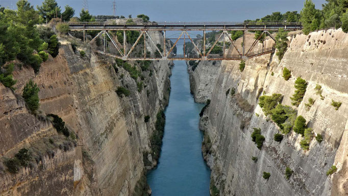 Kanal von Korinth - Blick auf die alte Eisenbahnbrücke.