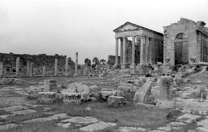 [NB015-1981-27] Sbeïtla (Sufetula) : Forum devant les temples de Minerve et de Jupiter