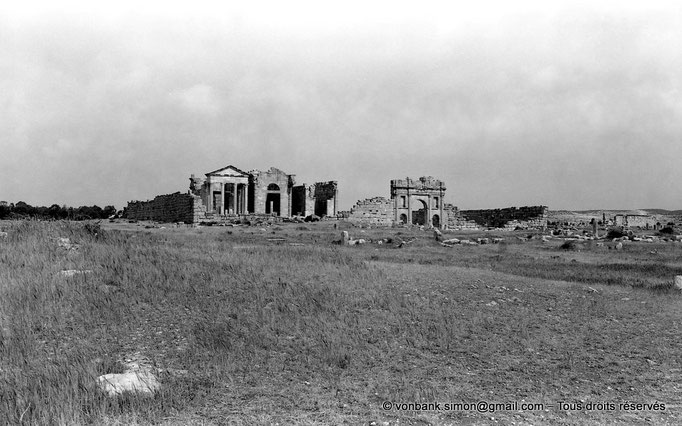 [NB015-1981-19] Sbeïtla (Sufetula) : Au loin, la Porte d'Antonin le Pieux dans l'enceinte de la place et des trois temples