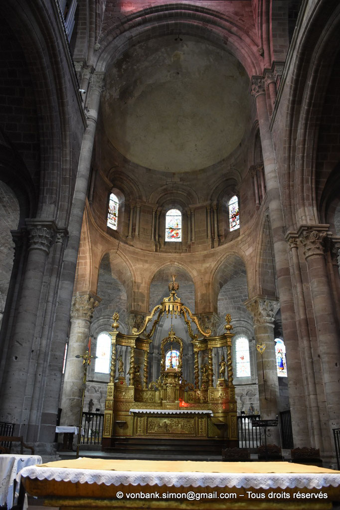 [NU926-2023-5530] 43 - Brioude - Basilique Saint-Julien - Chœur : Autel contemporain (premier plan) - Maître-autel (XVII°)