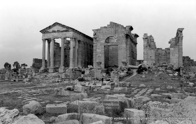 [NB015-1981-26] Sbeïtla (Sufetula) : Temples de Minerve, de Jupiter et de Junon - Au premier plan, le forum