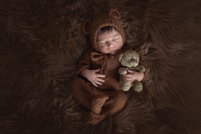 Neugeborenenfoto, Babyfoto, Teddymuetze, cozy, dunkel, Babyfotografhamburg, Babyfotograf-Rosengarten, Neugeborenenshooting, Babyshooting, Newborn