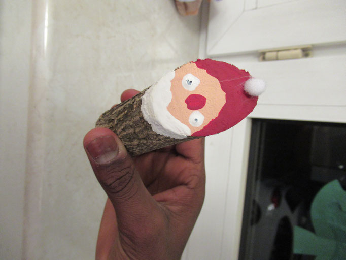 Ein Weihnachtsmann aus einem schräg abgesägtem Aststück.