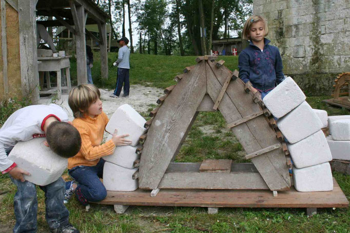 Animation médiévale des bâtisseurs, l'assemblage de voûte, participation du public chateau d'Eaucourt sur Somme, Picardie