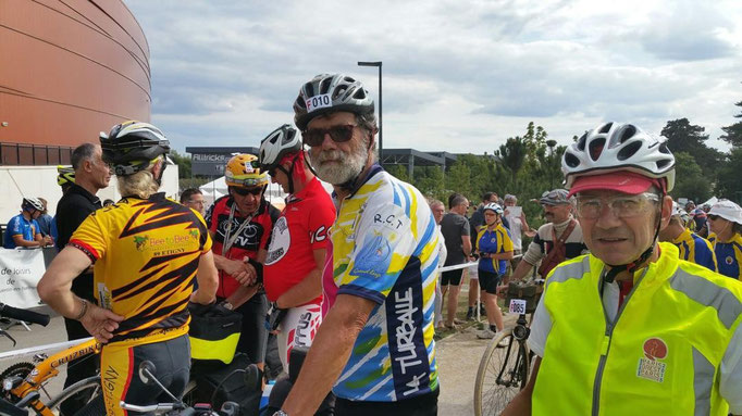 Marcel (maillot AFV) en grande conversation avant le départ. Au centre F010 (sur le casque) Jean Marie et à droite Dominique (F157)