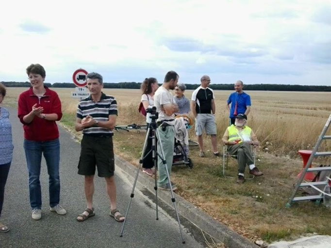 Papy Volant est en place pour encourager les valeureux cyclistes... 