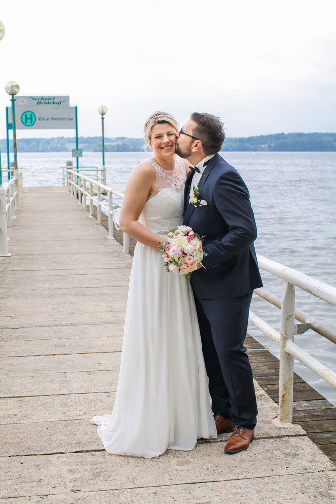 Hochzeiten| Hendrikje Richert Fotografie| Groß Nemerow, See, Kuss