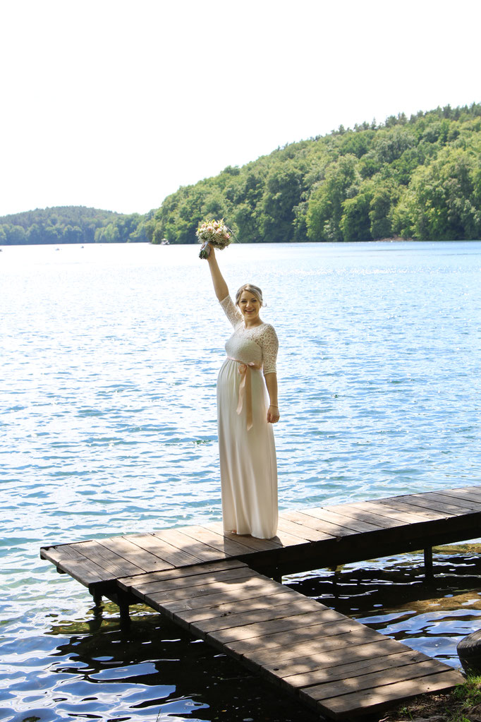 Die Hochzeit von Caro und Marcel auf dem Trausteg in Feldberg| Trauung| Wedding| Braut| Bräutigam| Fliege| Blumen| Lächeln| Mecklenburg- Vorpommern| Neubrandenburg| Greifswald| Hendrikje Richert Fotografie 