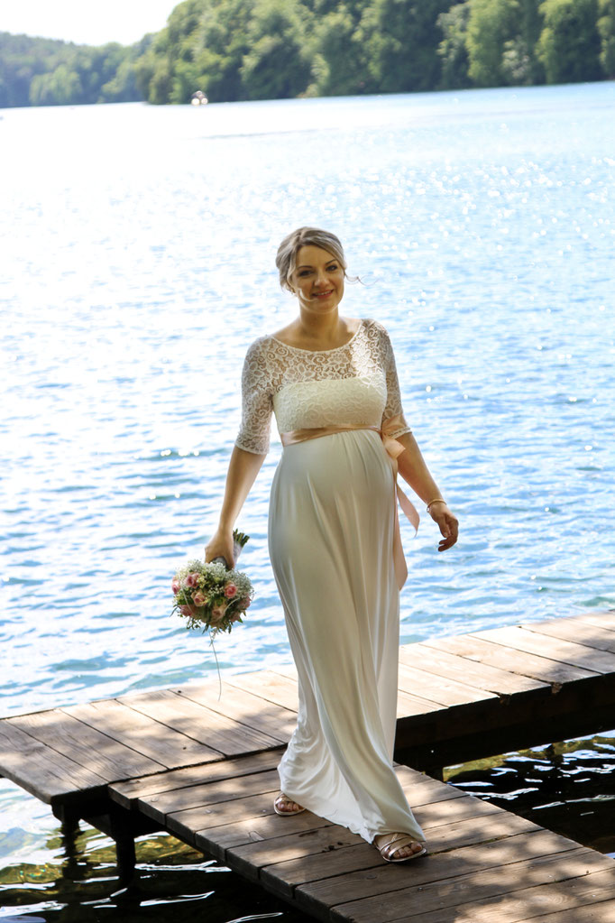 Die Hochzeit von Caro und Marcel auf dem Trausteg in Feldberg| Trauung| Wedding| Braut| Bräutigam| Fliege| Blumen| Lächeln| Mecklenburg- Vorpommern| Neubrandenburg| Greifswald| Hendrikje Richert Fotografie 