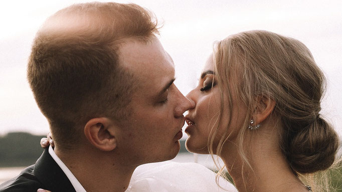Hochzeitskuss in Heiligenhaus mit einer günstigen Fotobox