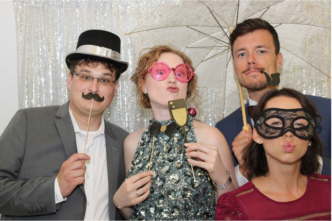 Gruppenfoto mit Verkleidungen auf einer Hochzeit mit Photobooth