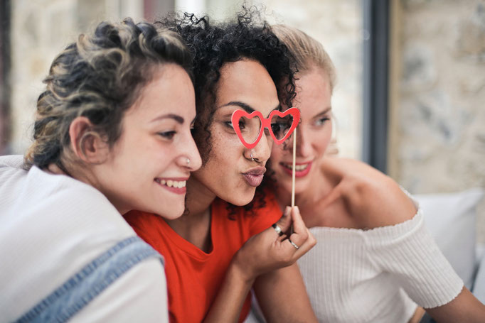 3 Frauen mit Props vor unserer Photobooth