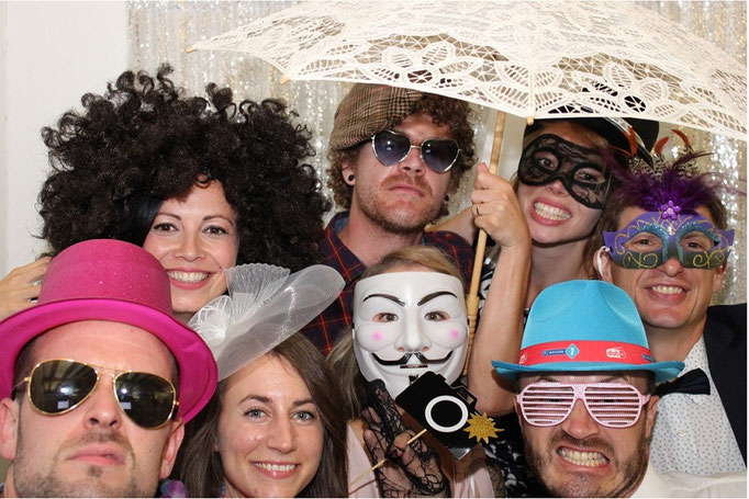 Gruppenfoto mit lustigen Verkleidungen in Aachen und Fotobox