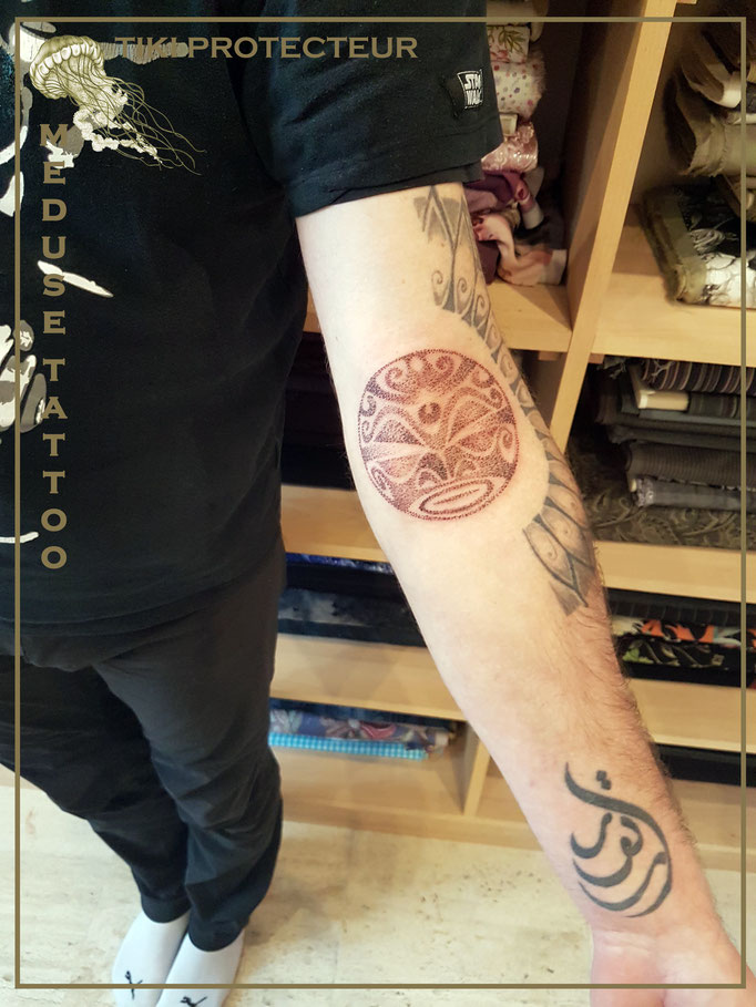 Tiki protecteur au dotwork - Méduse Tattoo en Belgique