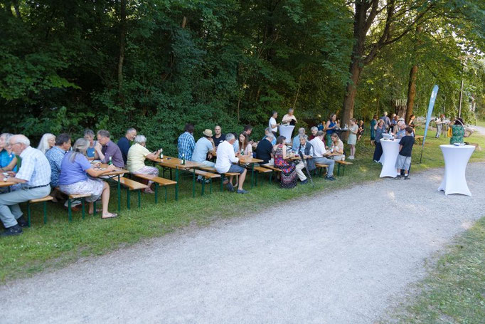Gemütliches Beisammensein im Garten des Pfarrstadl